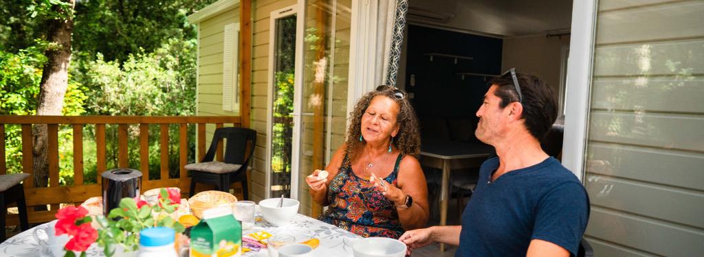 Famille sur la terrasse de leur mobil home au Domaine de Soulac