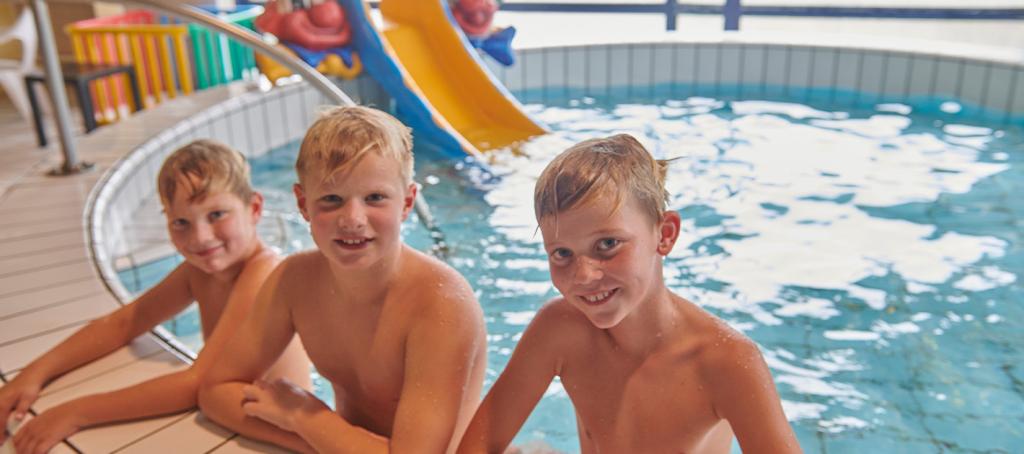 Enfants au bord de la Piscine couverte du camping de Meerwijck